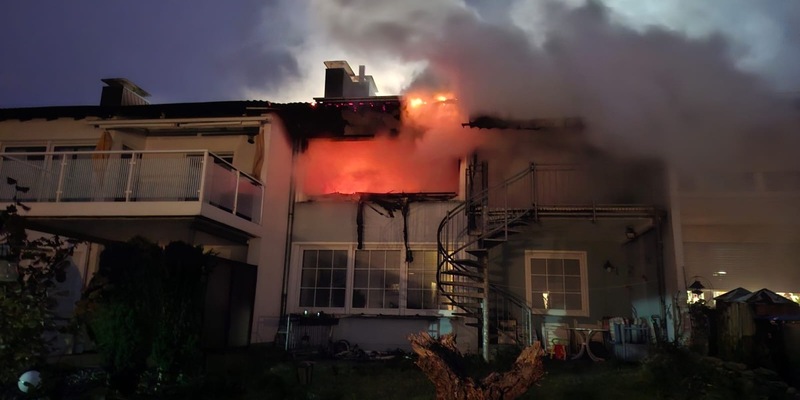 FW-DT: Wohnungsbrand mit Menschenleben in Gefahr - 6 Personen gerettet - Foto: presseportal.de