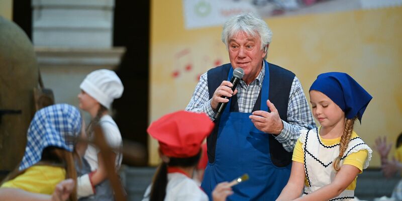 Liedermacher Rolf Zuckowski verschickt noch immer handgeschriebene Weihnachtskarten. - Foto: Markus Lenhardt/dpa