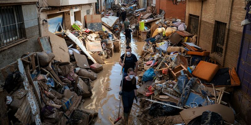 Inzwischen scheint im Katastrophengebiet wieder die Sonne. (Foto aktuell) - Foto: Emilio Morenatti/AP/dpa