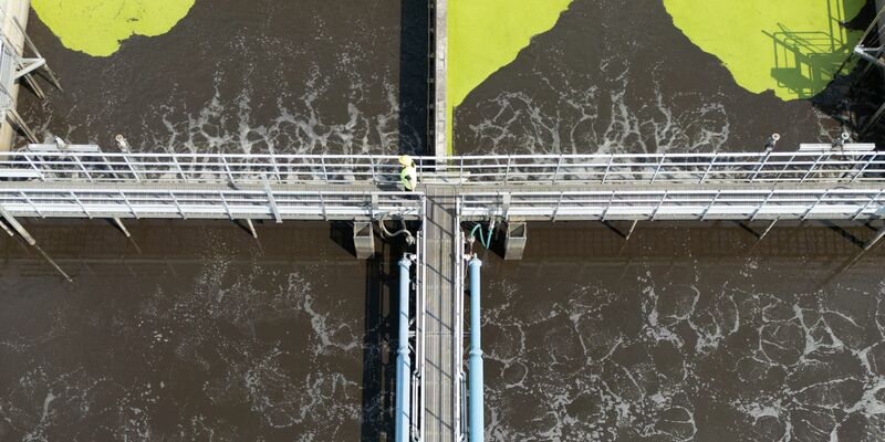 Müssen sich künftig maßgeblich an der Abwasserreinigung in der Europäischen Union beteiligen: Pharma- und Kosmetikfirmen. (Archivbild) - Foto: Sebastian Gollnow/dpa