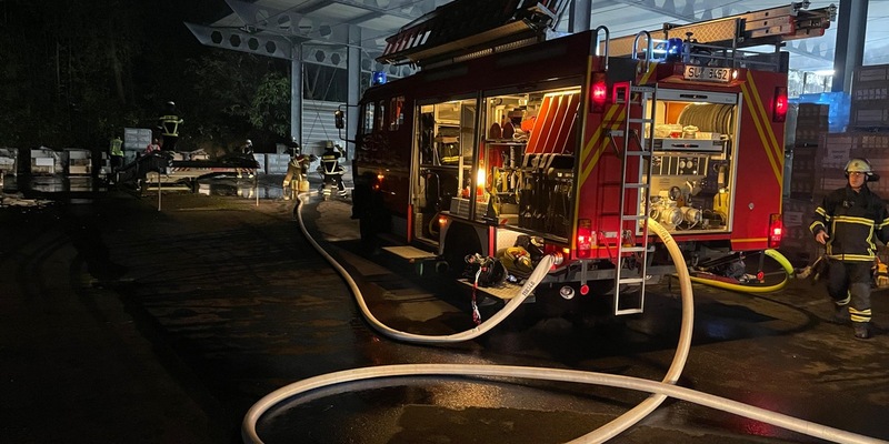 FW Alfter: Brandeinsatz in einer Lagerhalle - Foto: presseportal.de