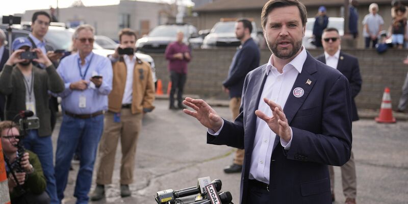 Trumps Vizekandidat Vance kam mit Frau und Kindern ins Wahllokal im Bundesstaat Ohio.  - Foto: Carolyn Kaster/AP