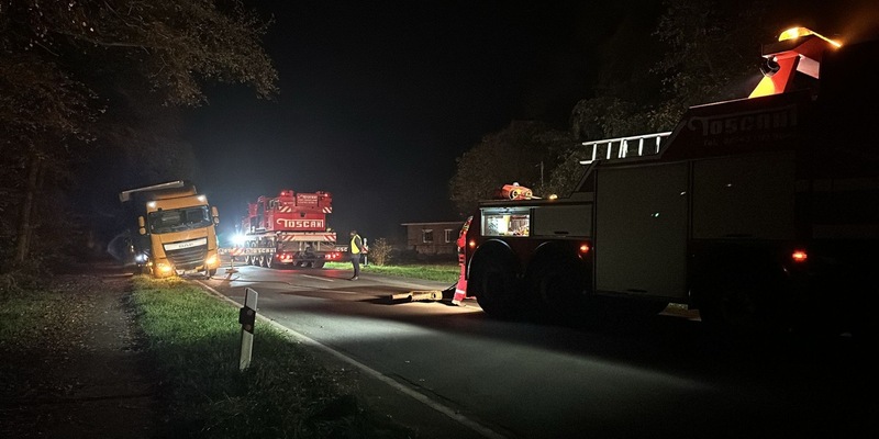 POL-CUX: LKW kommt auf der Landesstraße 135 im Bereich Midlum von der Fahrbahn ab und muss aufwändig geborgen werden (Lichtbild in der Anlage) - Foto: presseportal.de