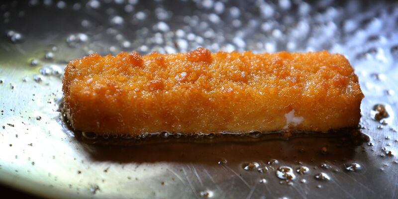 Verbraucher sollten die Fischstäbchen nicht braten oder gar essen. (Archivfoto) - Foto: Karl-Josef Hildenbrand/dpa