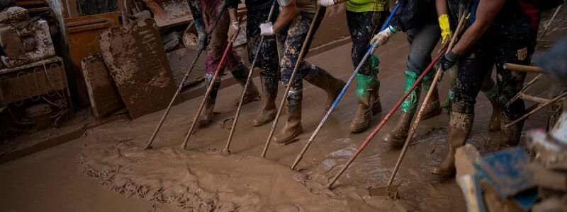 Die Aufräumarbeiten laufen nach einer Woche auf Hochtouren. - Foto: Emilio Morenatti/AP