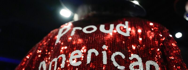 «Proud American» - ein Unterstützer von Trump bei dessen Wahlparty in Florida. - Foto: Julia Demaree Nikhinson/AP/dpa