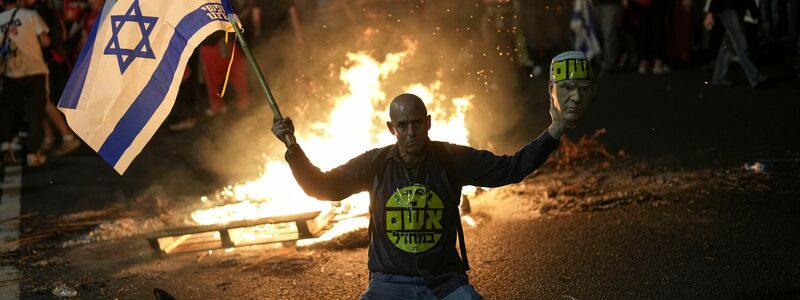 Zahreiche Menschen in Israel gingen nach der Entlassung von Verteidigungsminister Galant auf die Straße.  - Foto: Francisco Seco/AP