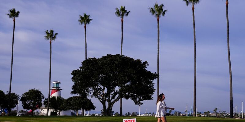 Filmstars, Surfer - und die Heimat von Kamala Harris. Die Demokratin hatte in Kalifornien leichtes Spiel. - Foto: Ashley Landis/AP/dpa