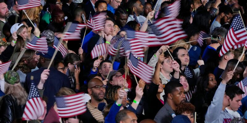 Sie hoffen auf Harris' Wahlsieg. - Foto: J. Scott Applewhite/AP/dpa