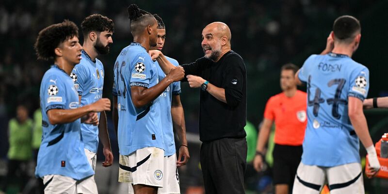 City-Coach Pep Guardiola und seine Spieler haben nach der dritten Niederlage einiges zu besprechen. - Foto: Zed Jameson/PA Wire/dpa