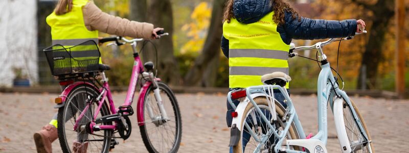 Dass Kinder in der Grundschule sicher auf dem Rad unterwegs sind, ist längst nicht mehr selbstverständlich. (Archivbild) - Foto: Marius Becker/dpa