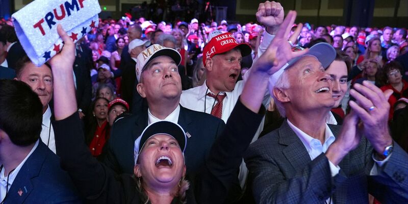 Trump-Anhänger jubeln in Florida. - Foto: Evan Vucci/AP
