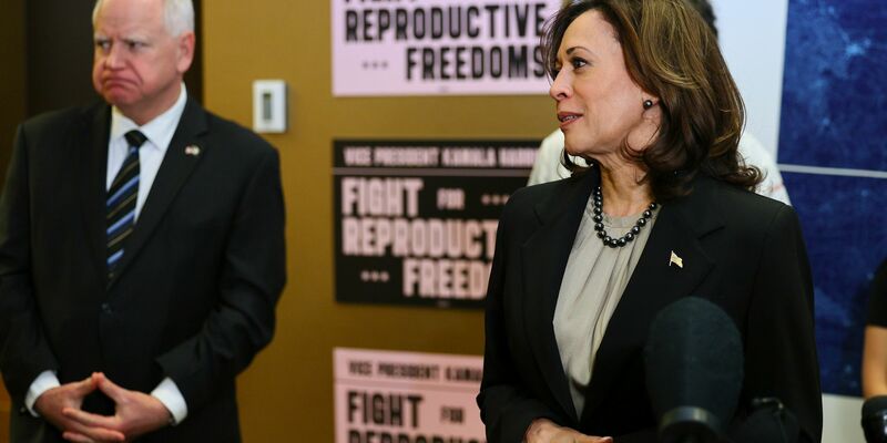 Harris' Vizekandidat, Tim Walz, ist der Gouverneur von Minnesota. (Archivbild) - Foto: Adam Bettcher/AP/dpa