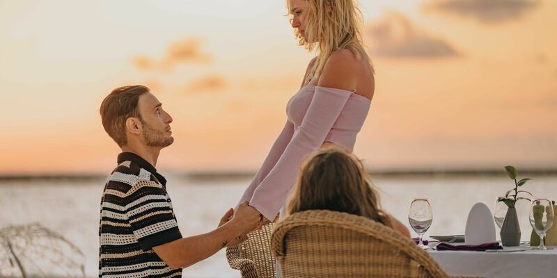 GZSZ-Star Timur Ülker hat seiner Freundin Caroline am Strand einen Antrag gemacht - die beiden Kinder waren lebhafte Zeugen. - Foto: Raaya by Atmosphere/dpa