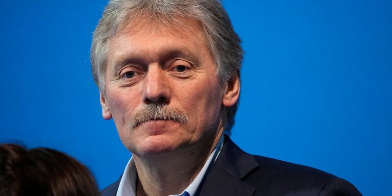 Kremlsprecher Dmitri Peskow meint nach der US-Wahl, dass die Auswirkungen auf den russischen Krieg gegen die Ukraine abzuwarten blieben. (Archivbild) - Foto: Alexander Zemlianichenko/AP/dpa