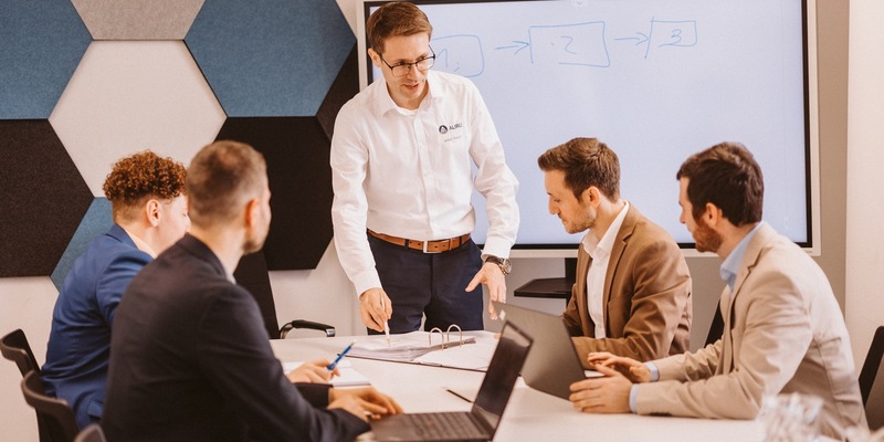 Julian Kissel von der Aliru GmbH und Sally AI: 5 Gründe, warum Experten, Agenturen und Dienstleister auf automatische Meeting-Transkription setzen sollten - Foto: presseportal.de