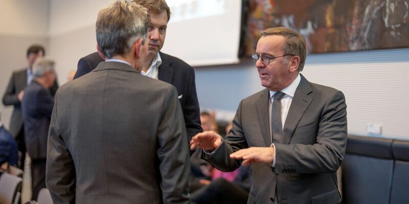 Geht Unions-Kanzlerkandidat Merz auf das Angebot von Kanzler Scholz zur Zusammenarbeit in drängenden Fragen ein? Merz will mit den Abgeordneten von CDU und CSU über das weitere Vorgehen beraten. - Foto: Michael Kappeler/dpa