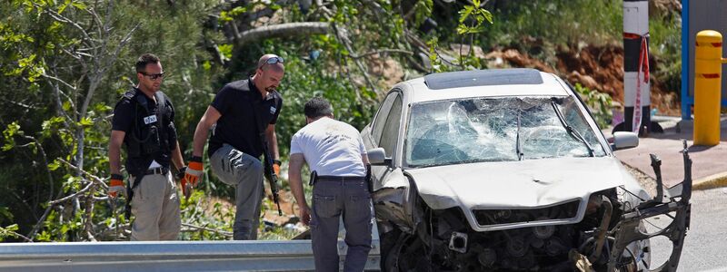 Ein Attentäter hat mit seinem Auto eine Bushaltestelle bei einer israelischen Siedlung im Westjordanland gerammt und versucht, Passanten mit einem Messer anzugreifen. Er wurde erschossen.  - Foto: Majdi Mohammed/dpa