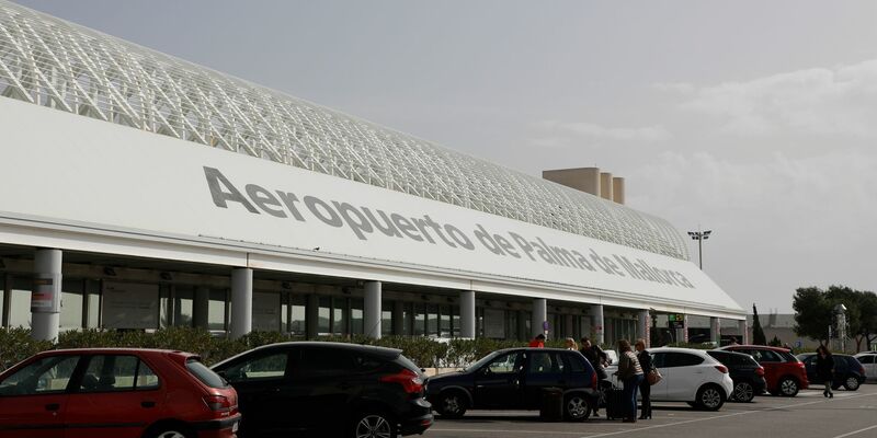 Medienberichten zufolge wurden mehrere Menschen an Bord eines geparkten Passagierjets verletzt, als die Maschine wegen eines kleineren Brandes an Bord geräumt werden musste. - Foto: Clara Margais/dpa