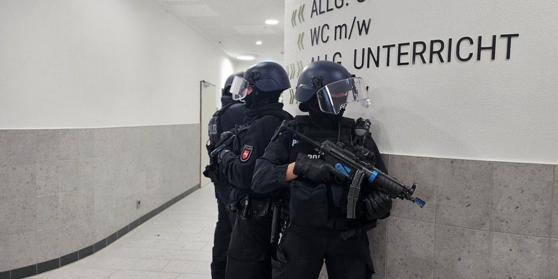 POL-CUX: Große Übung der Polizeiinpektion Cuxhaven sowie weiterer Einsatzkräfte der Polizeidirektion Oldenburg - Einsatzkräfte üben den Ernstfall einer Amoklage an einer Schule - Foto: presseportal.de