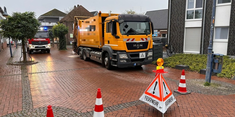 FW-Schermbeck: Geplatzter Hydraulikschlauch an einem Müllwagen - Foto: presseportal.de