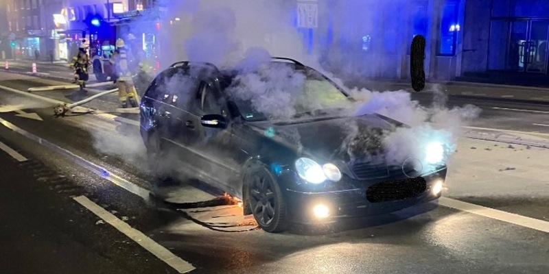 POL-AC: PKW gerät während der Fahrt in Brand - Foto: presseportal.de