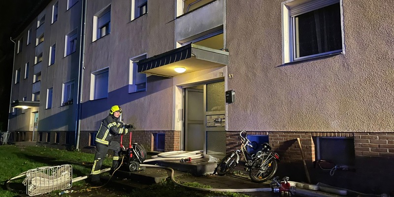 FW Bergheim: Feuerwehr löscht Kellerbrand in Mehrfamilienhaus in Bergheim Laut erster Meldung noch Personen im Gebäude - Niemand verletzt - Foto: presseportal.de