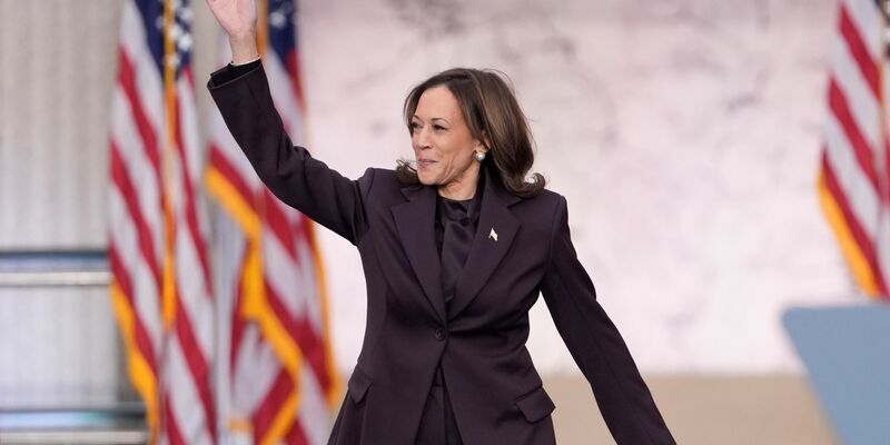 Harris tritt nach der Wahl vor Anhängern auf. - Foto: J. Scott Applewhite/AP