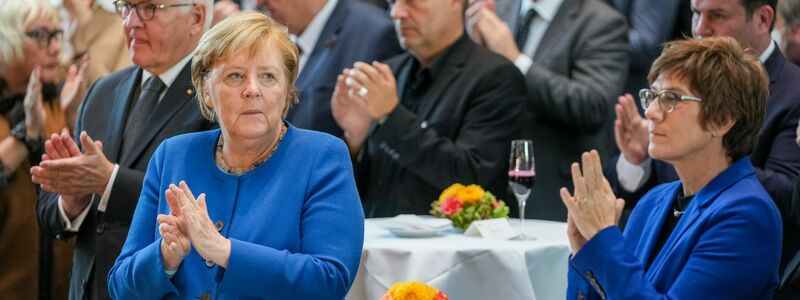 Im Oktober 2021 lud der Bundestagspräsident zu einem Empfang zum Ende des Afghanistan-Einsatzes ein. Bundespräsident Frank-Walter Steinmeier, Bundeskanzlerin Angela Merkel (CDU), Robert Habeck, damals Bundesvorsitzender der Grünen, Annegret Kramp-Karrenbauer (CDU), damals Bundesministerin der Verteidigung, und Hubertus Heil (SPD), Bundesminister für Arbeit und Soziales, zählten zu den Teilnehmern. (Archivfoto) - Foto: Kay Nietfeld/dpa