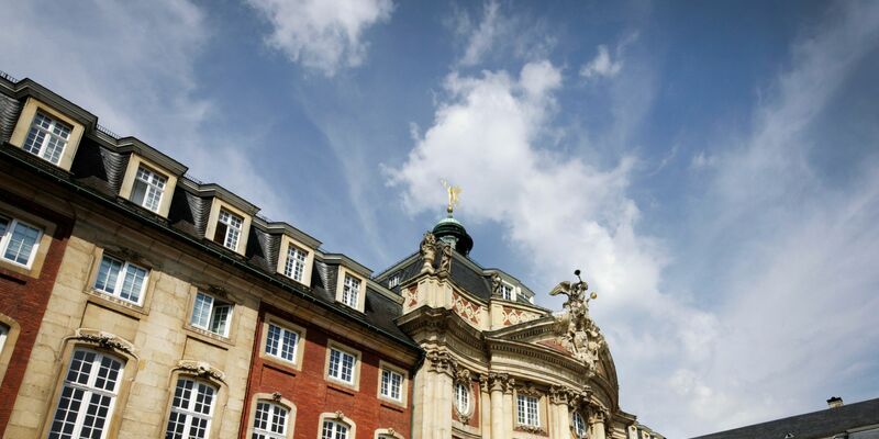 Forscher der Uni Münster haben den weltweit kleinsten QR-Code hergestellt und es damit ins Guinness-Buch der Rekorde geschafft. (Archivbild)  - Foto: Rolf Vennenbernd/dpa