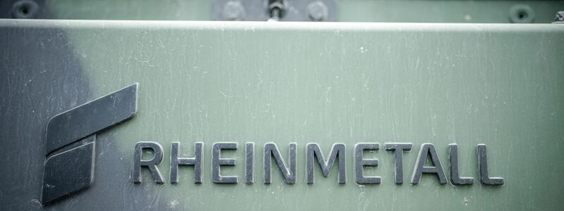 Das Logo des Rüstungskonzerns Rheinmetall an einem Fahrzeug der Bundeswehr bei der Nato-Übung Quadriga 2024. - Foto: Kay Nietfeld/dpa