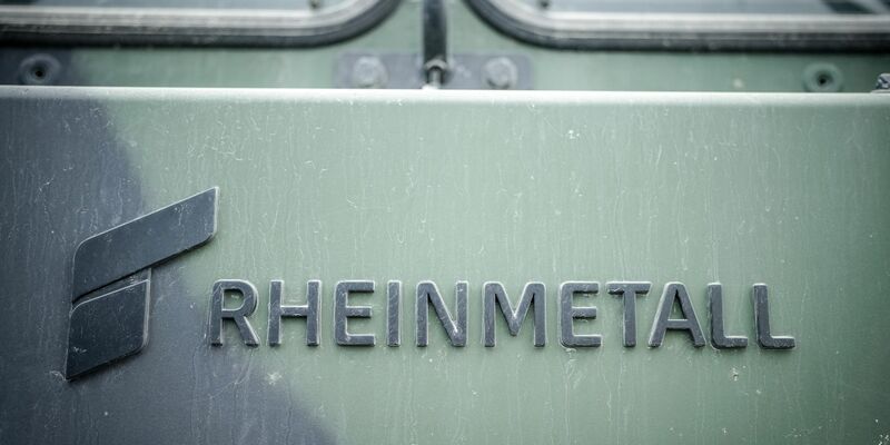 Das Logo des Rüstungskonzerns Rheinmetall ist an einem Fahrzeug der Bundeswehr bei der Nato-Übung Quadriga 2024 zu sehen. - Foto: Kay Nietfeld/dpa