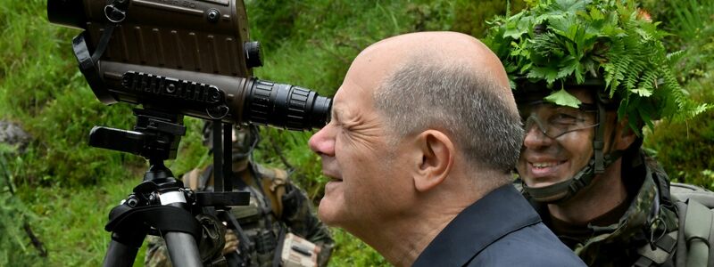 Am falschen Ende gespart? Bundeskanzler Scholz besucht Soldaten - Foto: Peter Kneffel/dpa