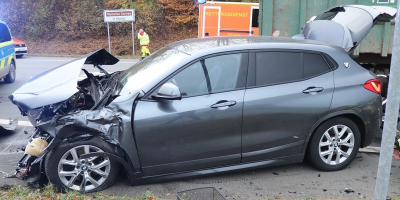 POL-HX: Trecker übersehen - Verkehrsunfall mit leicht verletztem Pkw-Fahrer - Foto: presseportal.de