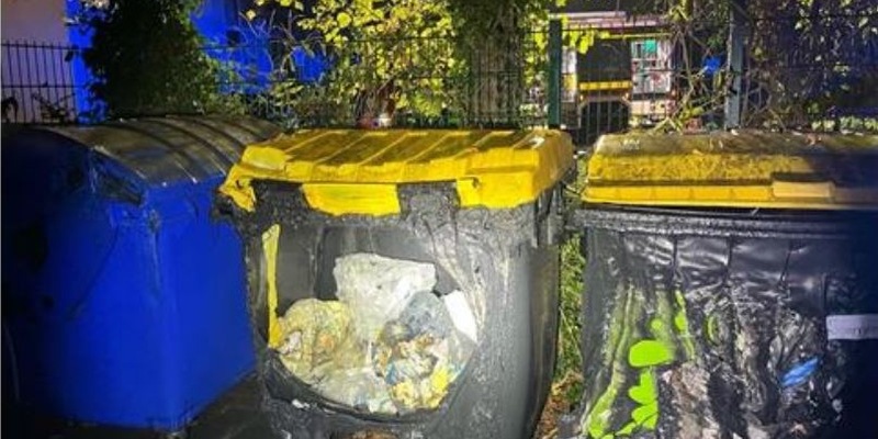 POL-ME: Unbekannte zünden Container an - ein Auto beschädigt - Erkrath - 2411022 - Foto: presseportal.de