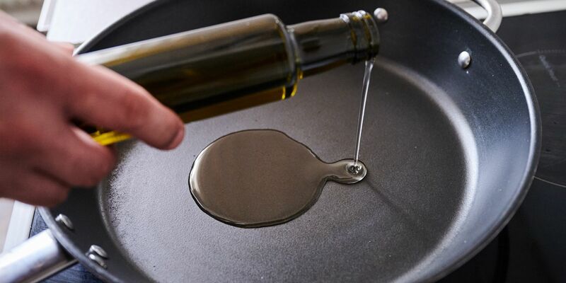 PFAS werden in zahlreichen Verbraucherprodukten eingesetzt, zum Beispiel in Kosmetika, Kleidung oder Kochgeschirr (Symbolbild). - Foto: Annette Riedl/dpa