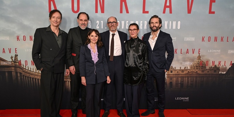Prominent besuchte Deutschlandpremiere in Berlin: KONKLAVE/ Ab 21. November 2024 im Kino - Foto: Oliver Walterscheid/LEONINE Studios / Weiterer Text über ots und www.presseportal.de/nr/151427 / Die Verwendung dieses Bildes für redaktionelle Zwecke ist unter Beachtung aller mitgeteilten Nutzungsbedingungen zulässig und dann auch honorarfrei. Veröffent