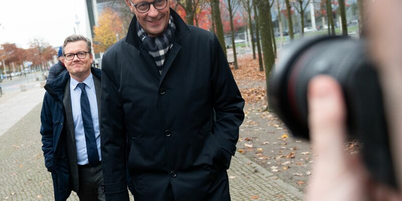 Nach dem Bruch der Ampel drückt die Union aufs Tempo. Deren Kanzlerkandidat Friedrich Merz verlangt von Bundeskanzler Scholz, die Vertrauensfrage am besten sofort zu stellen. - Foto: Fabian Sommer/dpa