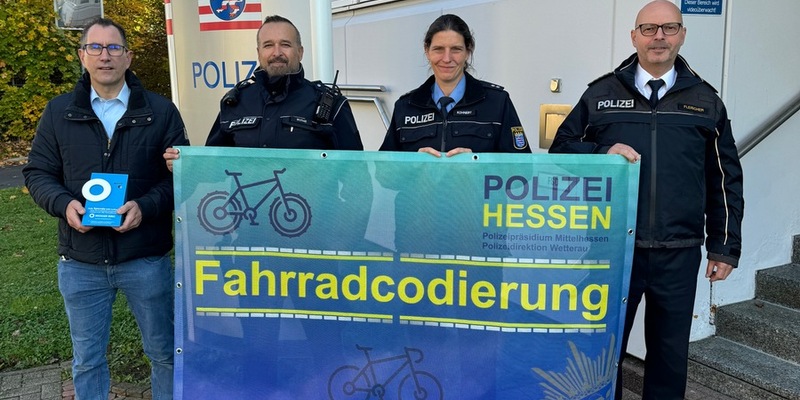 POL-WE: Polizei im Wetteraukreis übergibt Spende nach Fahrradcodierungen an Weissen Ring - Foto: presseportal.de