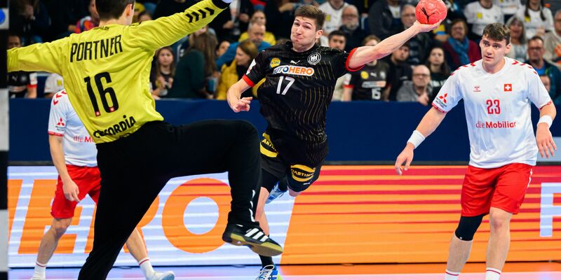 Handball-Bundestrainer Alfred Gislason kann wieder auf Kreisläufer Jannik Kohlbacher setzen.  - Foto: Marco Wolf/dpa