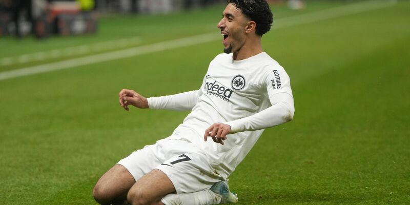 Slavia Prag für Eintracht Frankfurt um Abwehrspieler Arthur Theate (r) ein echter Prüfstein. - Foto: Thomas Frey/dpa
