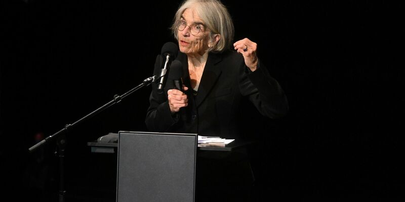 Ehrenpreis für Krimi-Autorin Donna Leon. - Foto: Felix Hörhager/dpa