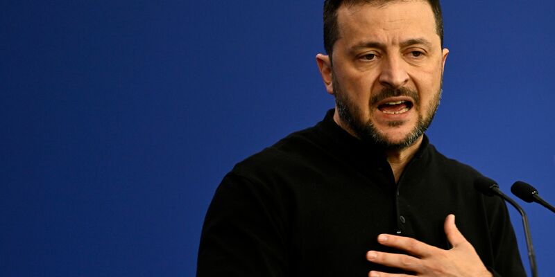 Der ukrainische Präsident Wolodymyr Selenskyj will im Westen eingefrorene russische Milliarden vor allem für Waffenkäufe haben. - Foto: Denes Erdos/AP/dpa