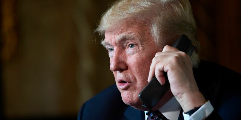 Permanent am Telefon: Der designierte US-Präsident Trump. (Archivbild) - Foto: Susan Walsh/AP/dpa