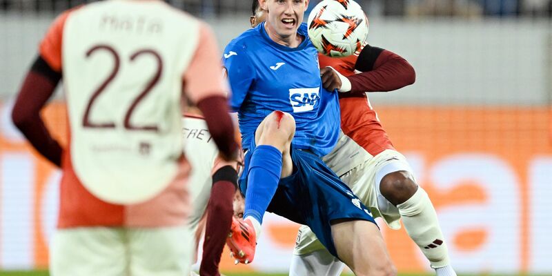 Hier geblieben: TSG-Abwehrchef Anton Stach räumt hinten auf. - Foto: Uwe Anspach/dpa