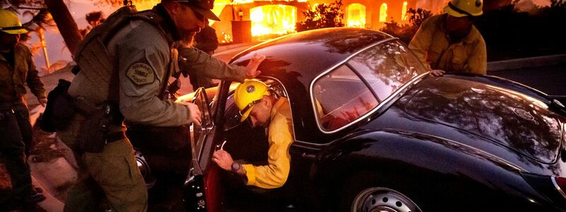 Ein Feuerwehrmann löscht Glutnester in einem Haus in Camarillo. Mit hohem Einsatz hat die Feuerwehr in Kalifornien die Brände eindämmen können. - Foto: Noah Berger/FR34727 AP/AP