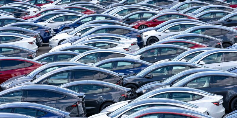 Teslas: Im deutschen Markt für reine Elektroautos fällt die Marke derzeit zurück. (Archivbild) - Foto: Scott Brauer/ZUMA Press Wire/dpa