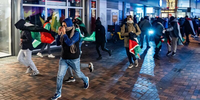 Am Rande des Fußballspiels kam es zu Krawallen. - Foto: Jeroen Jumelet/ANP/dpa