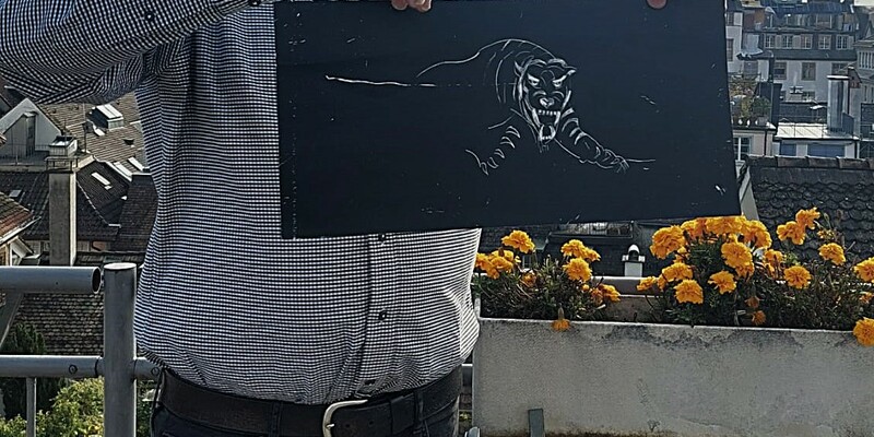 Geschäftsleiter Maurus Wirz mit Bild - Foto: Herberge zur Heimat über pressetext.de