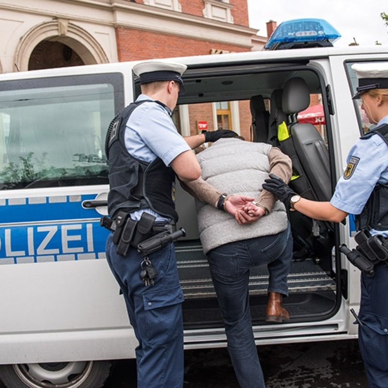 Bundespolizeidirektion München: Eine Fahrt, zwei Einlieferungen/ Bundespolizei bringt Migranten in Haft - Foto: presseportal.de